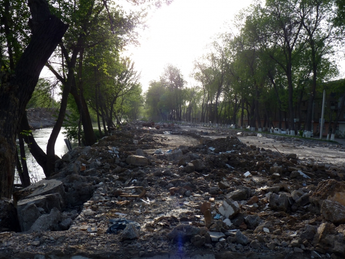 Снесенные магазины и кафе  возле площади Актепа, 2011 год