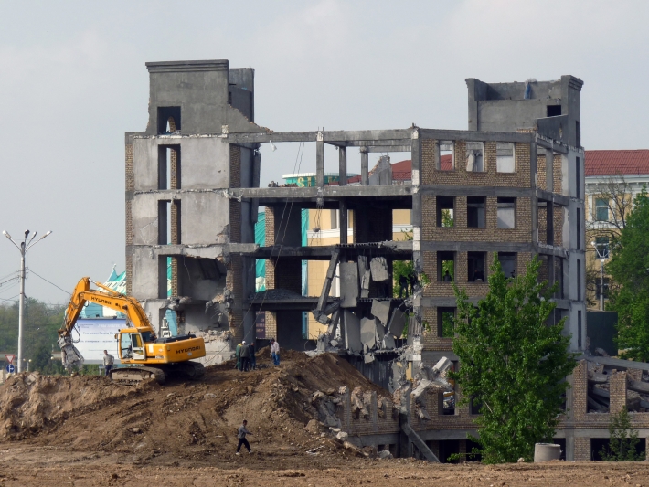Снос недостроенного торгового центра на улице Навои, 2011 год